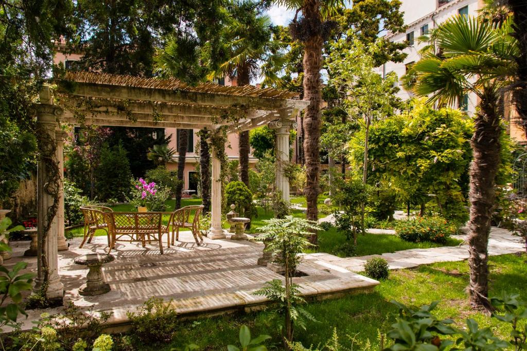 威尼斯圣安东尼酒店的花园内带桌椅的庭院