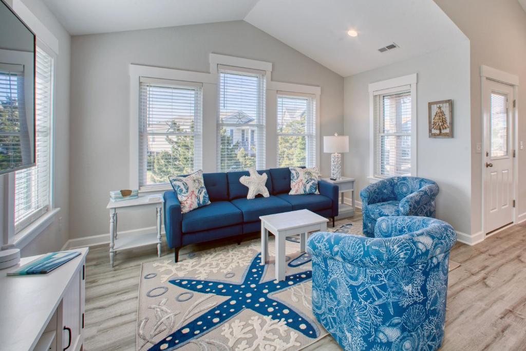 埃文Prickly Pear 723的客厅配有蓝色的沙发和两把椅子