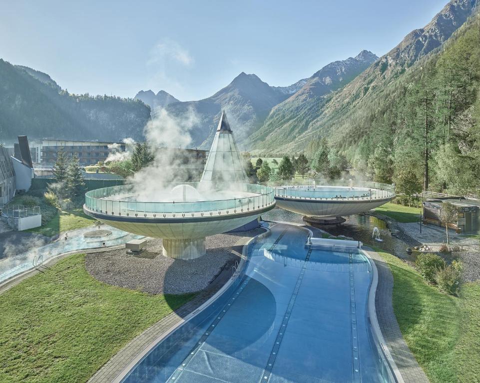 朗根费尔德四星级水族圆顶高级酒店的一个带喷泉游泳池的度假酒店