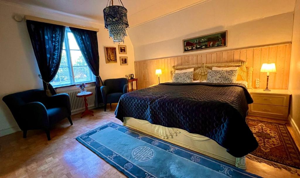 诺瑟布鲁玛德姆布拉酒店的卧室配有床、椅子和窗户。