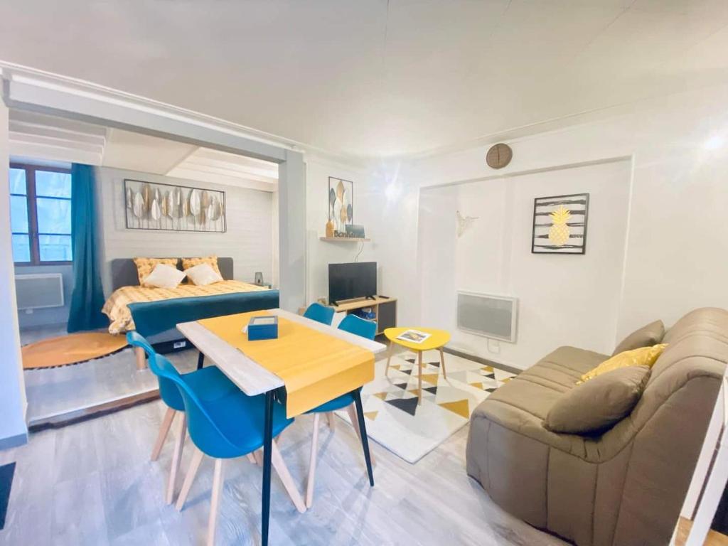 拉昂L'ESCAPADE的客厅配有沙发和桌子