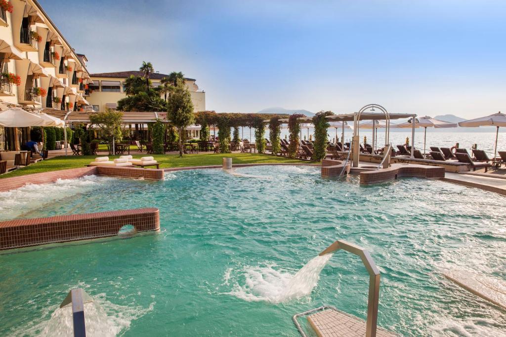 西尔米奥奈泰尔梅大酒店的一座带水滑梯的游泳池