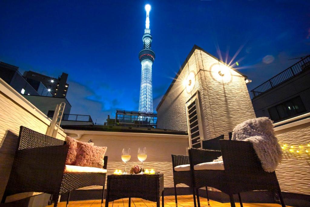 东京Skytree view Oshiage的享有艾菲尔铁塔景致的屋顶露台
