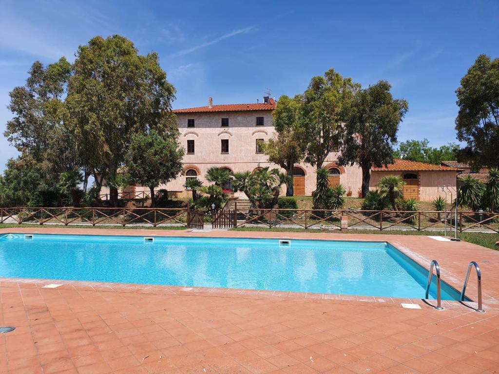里奥托尔托Appartamento Cerboli的一座大建筑前的游泳池