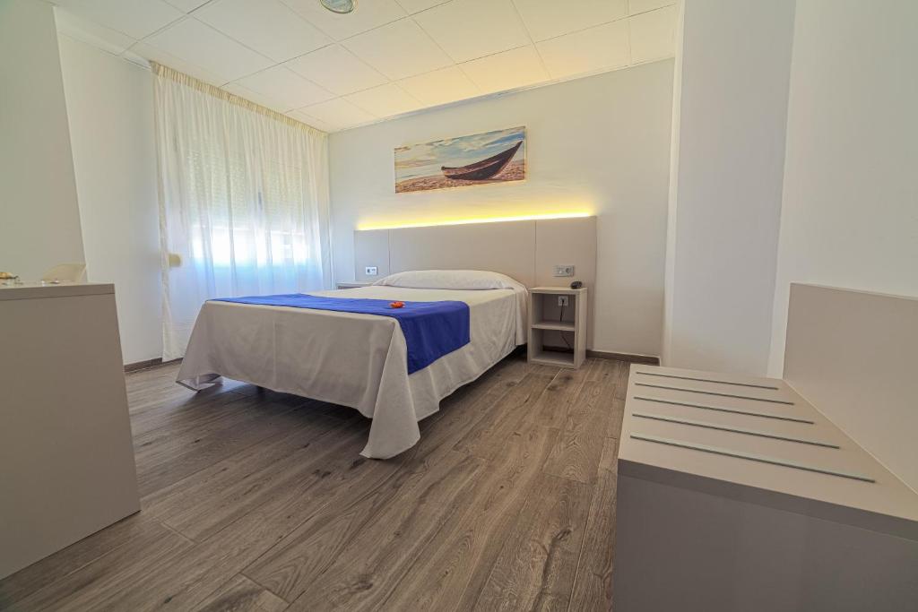 阿尔么丽亚珍珠酒店的一间医院间,配有床和长凳