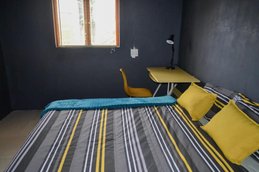 德班Phola at my place的一间卧室配有一张带书桌和一张桌子的床。