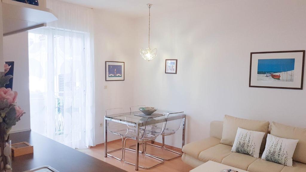 扎达尔Apartmani Milin的带沙发和玻璃桌的客厅