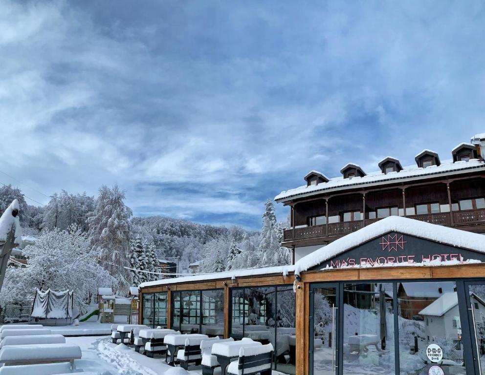 马夫罗沃Mia's Favorite Hotel的屋顶雪地滑雪小屋