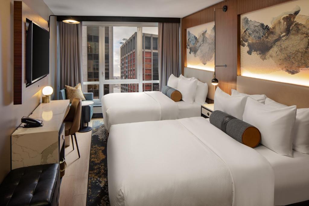 纽约Hotel Indigo NYC Downtown - Wall Street, an IHG Hotel的酒店客房设有两张床和窗户。