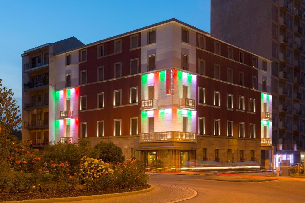 亚历山德里亚伦达酒店的建筑的侧面有五颜六色的灯光