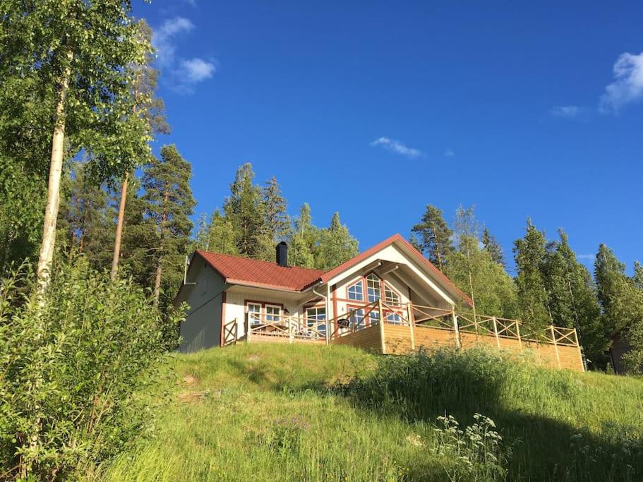 于斯达尔Cozy house in Järvsö with a stunning view的树上山顶的房子