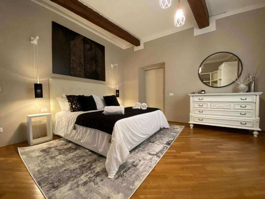 佛罗伦萨The View Of Sangiorgio的一间卧室配有一张床、梳妆台和镜子