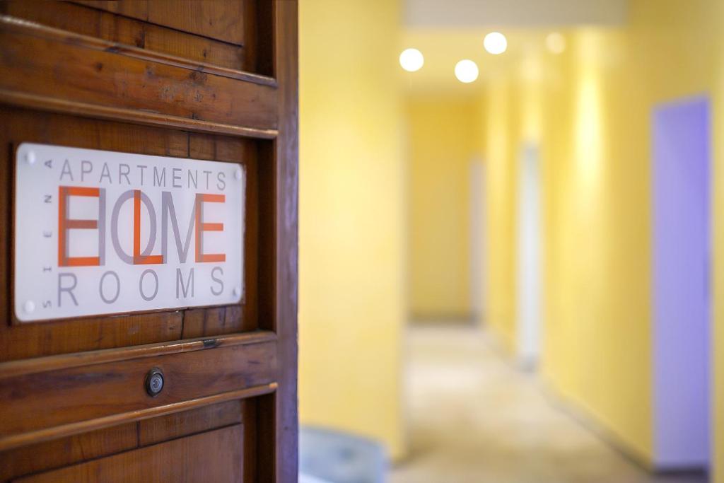 锡耶纳ELEROOM的门上的标牌,上面写着公寓区的房间