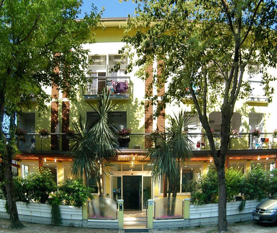 切塞纳蒂科Hotel Metron的一座棕榈树建筑