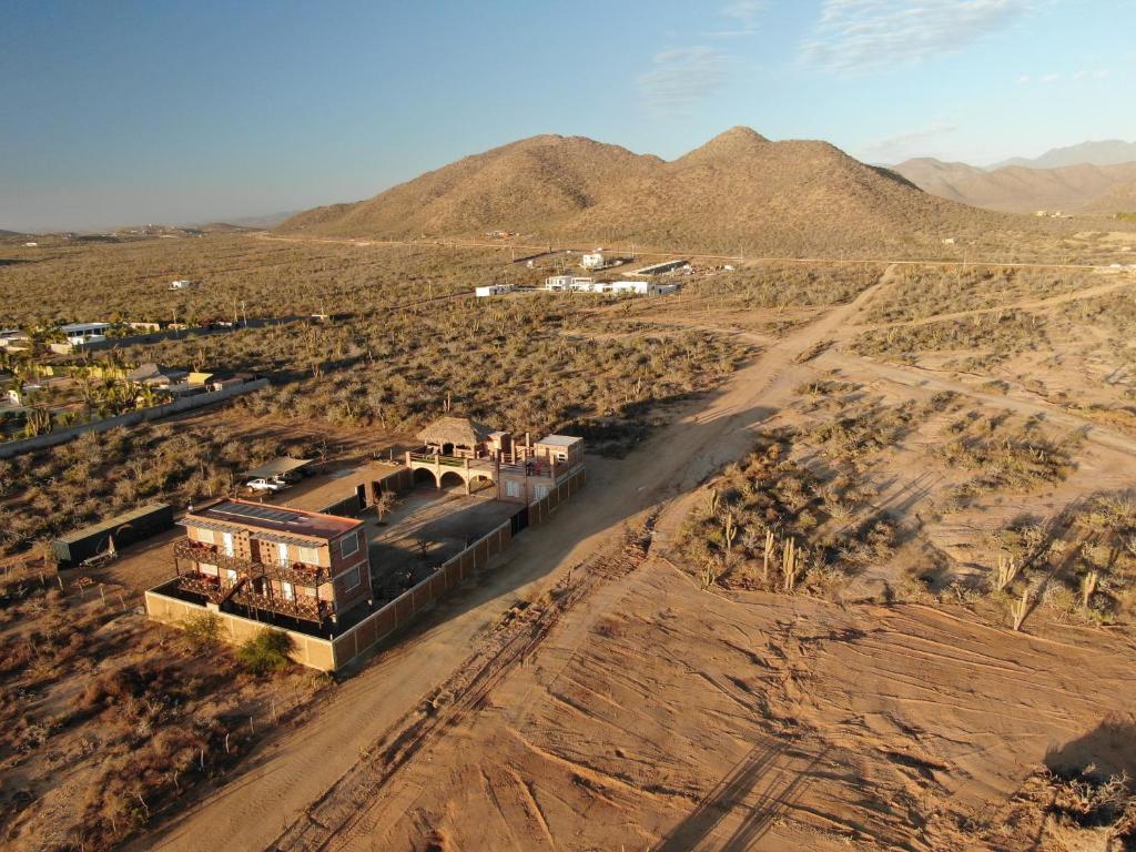 El PescaderoBaja69 lodge的沙漠中建筑物的空中景观