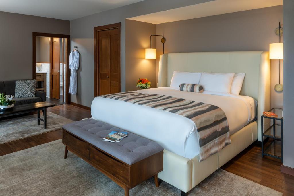 瓦拉瓦拉Eritage Resort的一间带大床的卧室和一间客厅