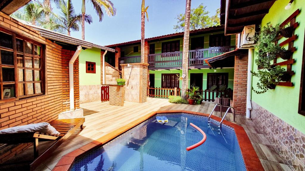 伊瓜苏阿雷曼旅馆的大楼前带游泳池的房子