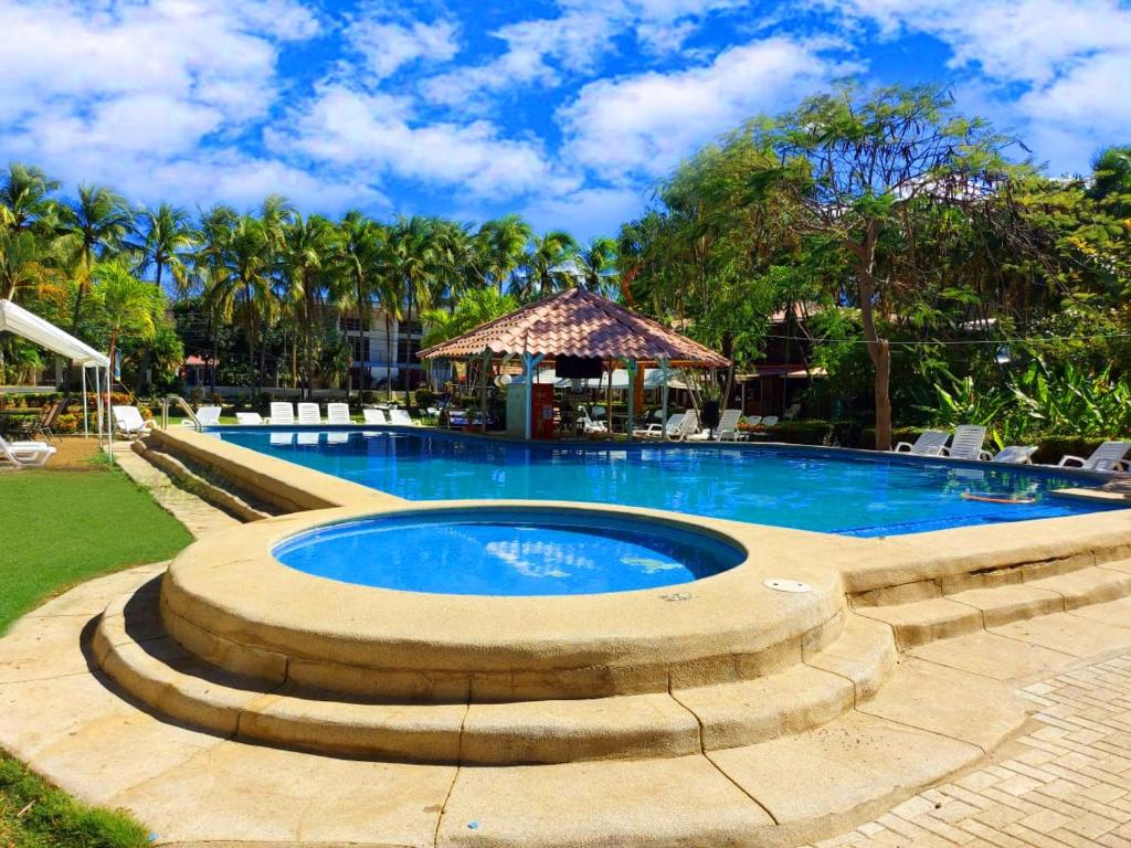 科克Hotel Las Palmas的一个带凉亭的庭院内的游泳池