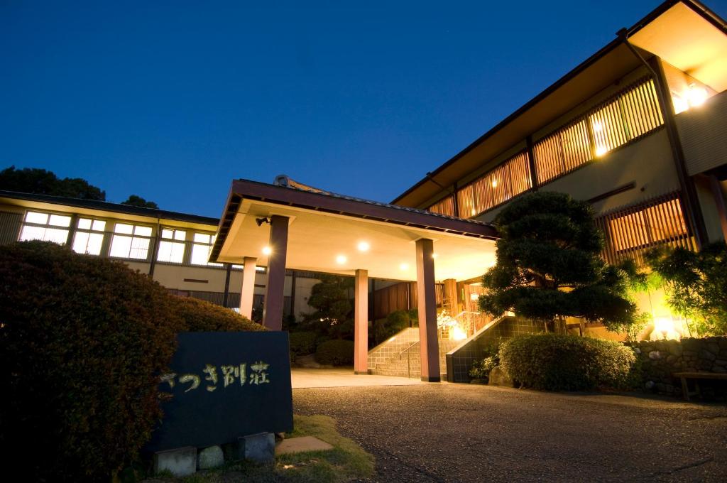 南关町小月贝苏日式旅馆的一座建筑,在晚上前有标志