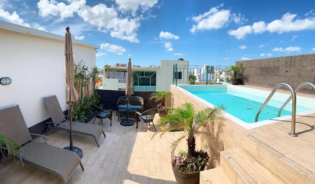 韦拉克鲁斯Boca Inn Hotel & Suites的一座带游泳池的庭院,位于一座建筑的顶部