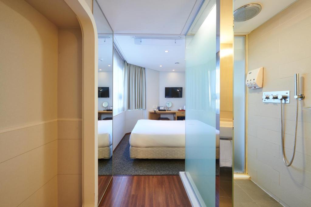 首尔明洞九树酒店的一间酒店客房 - 带一张床和一间浴室