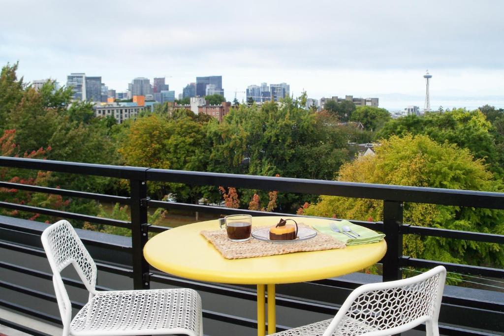 西雅图Atrium Unit 105的美景阳台的黄色桌椅