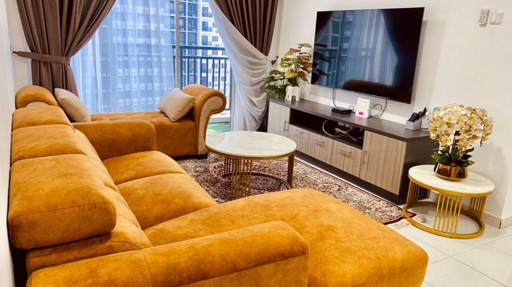 加影Homestay Ustazah @Adelia的带沙发和电视的客厅