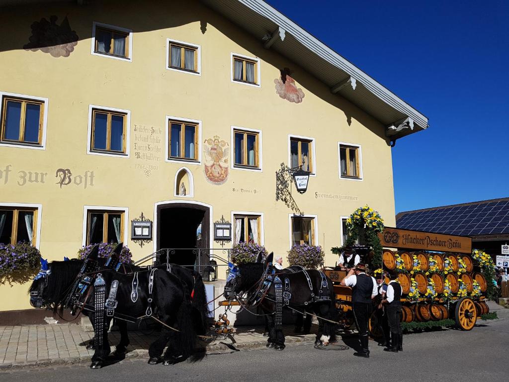波金格苏尔波斯特加斯特霍夫酒店的一群马在建筑物前拉马车