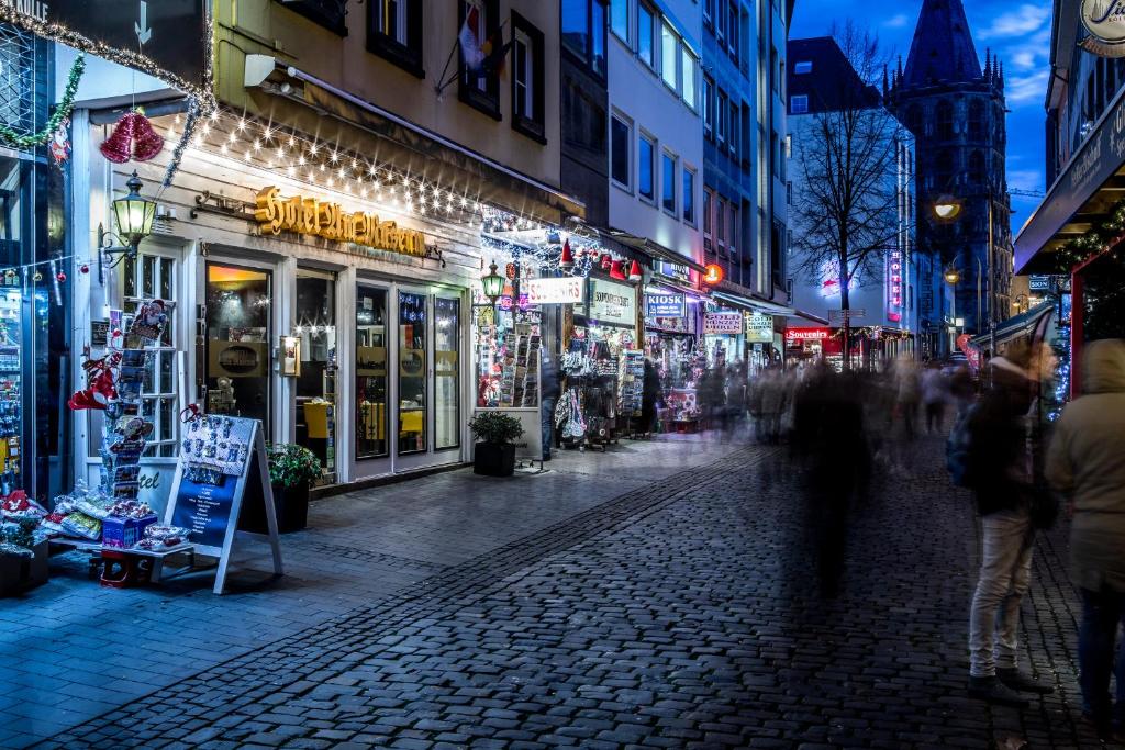 科隆科隆阿姆博物馆酒店的一条城市街道,晚上有人沿着街道走