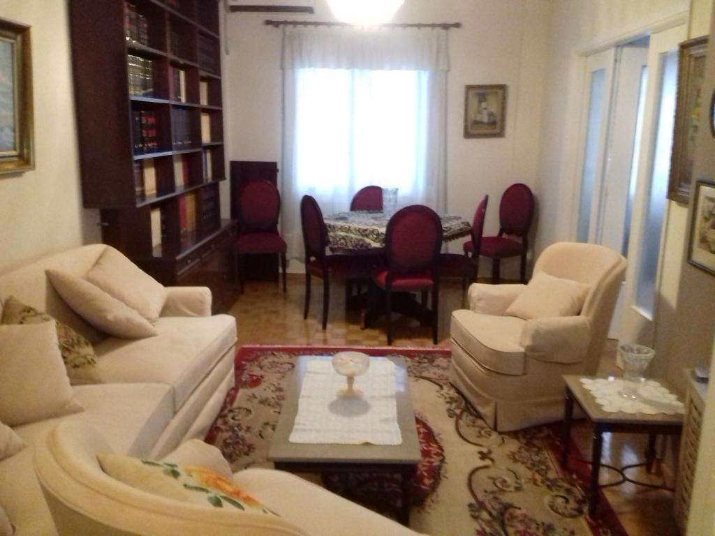 雅典George appartment的客厅配有白色的沙发、桌子和椅子