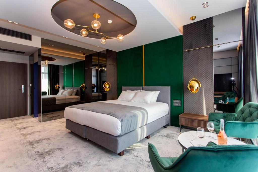 哈采格Vila Avy的一间卧室设有一张床和绿色的墙壁