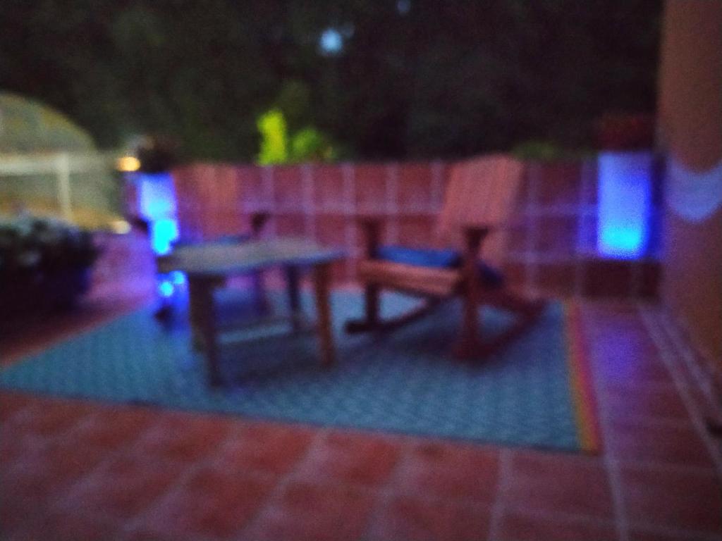 蒙希亚Estancia Edurne的晚上在庭院里摆放一张桌子和两把椅子
