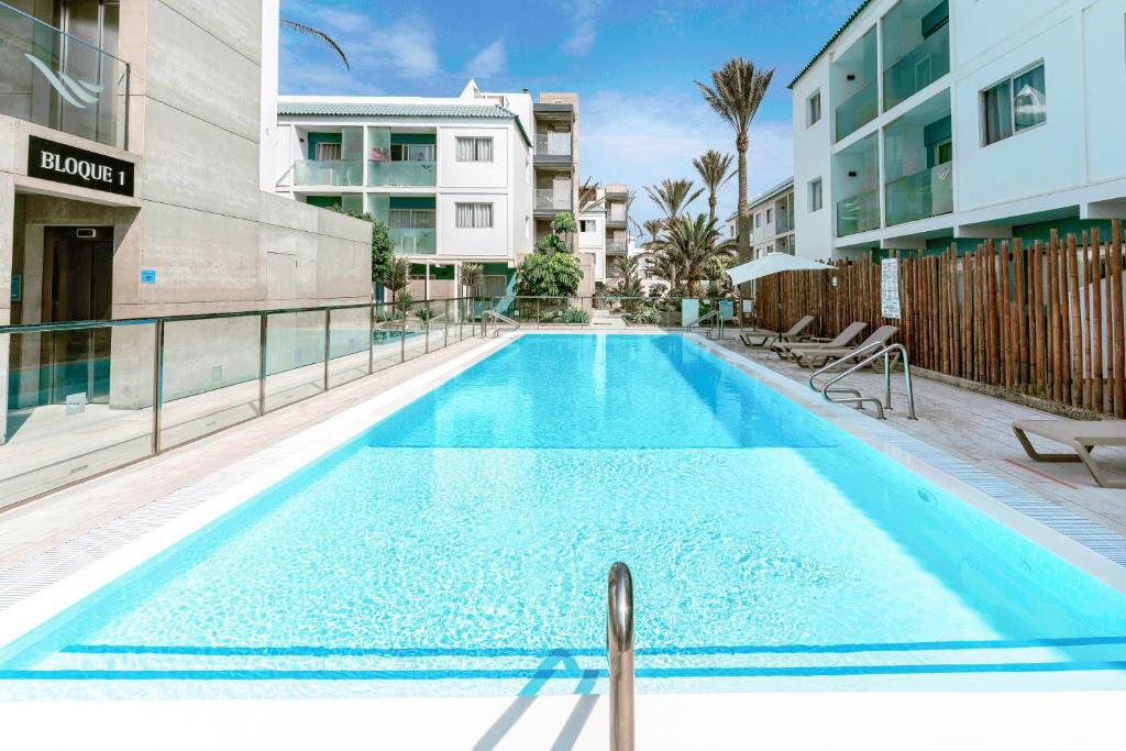 科拉雷侯Bristol Sunset Beach - Holiday Apartments的一座建筑物中央的游泳池