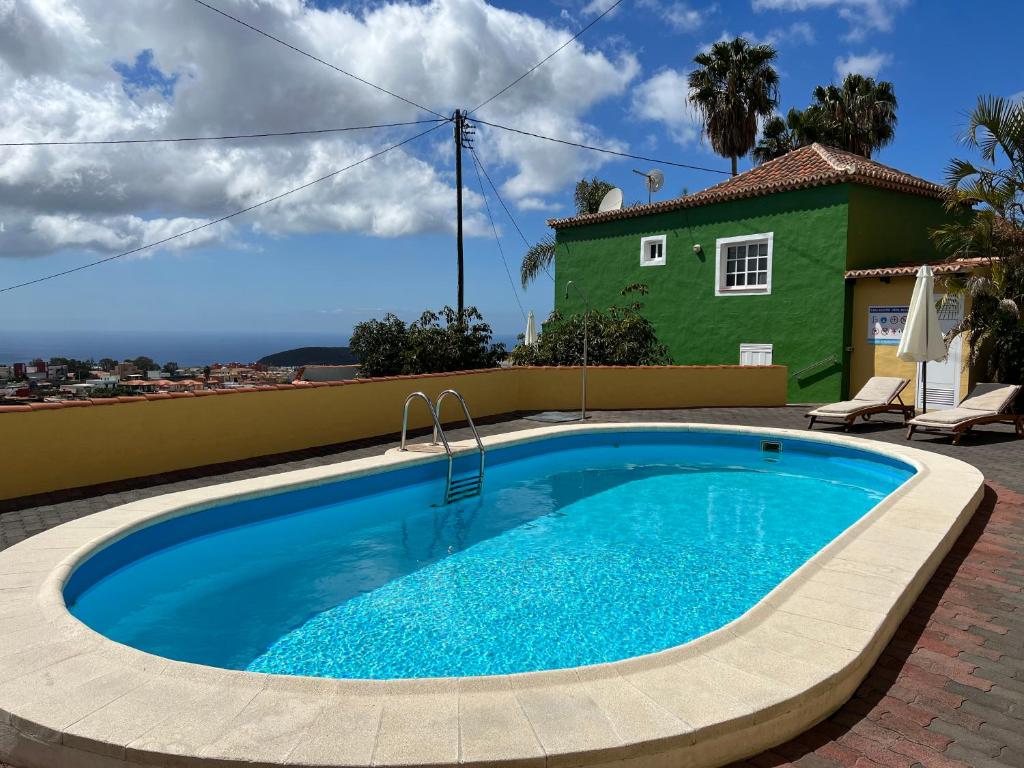 洛斯·亚诺斯·德·阿里丹Casa Agustín的房屋前的游泳池