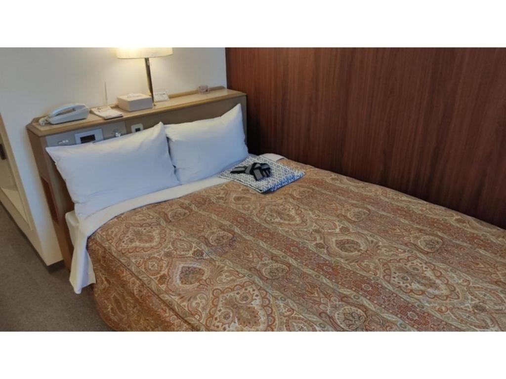 TorideCentral Hotel Toride - Vacation STAY 09920v的酒店客房,配有带灯的床铺