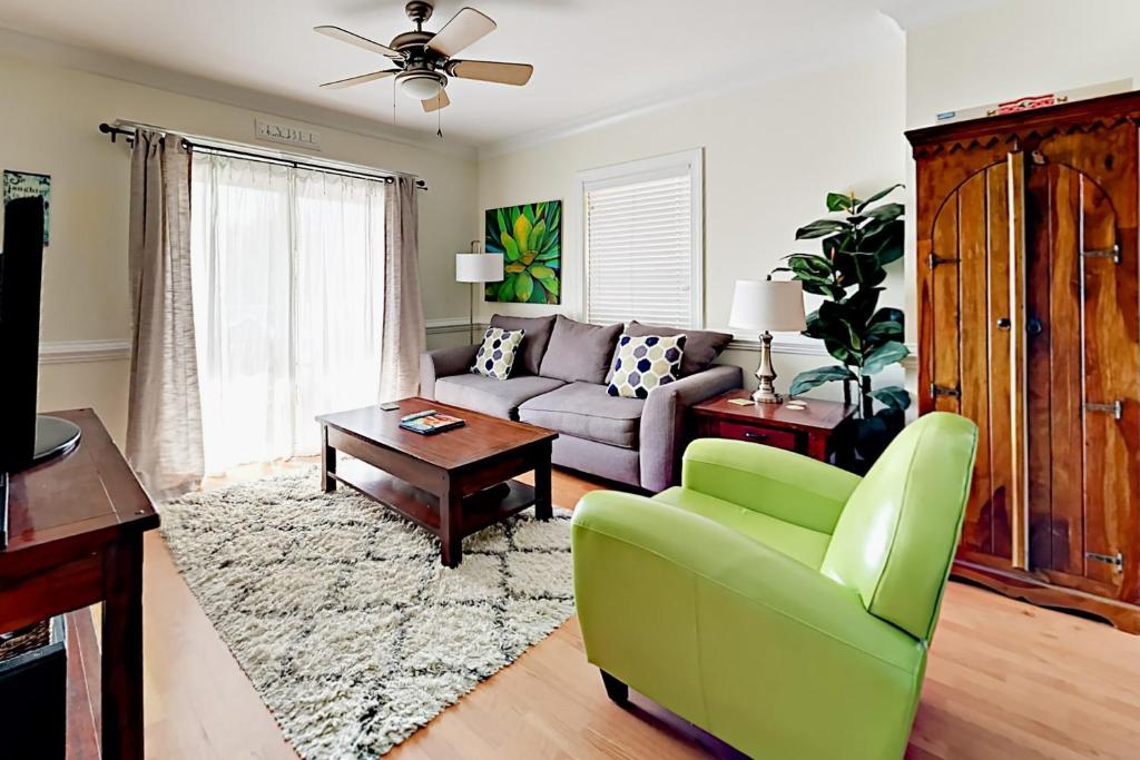 泰比岛Silver Shores的带沙发和绿色椅子的客厅