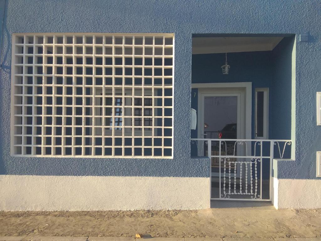 新文达什Casa Fisher的门前有门的蓝色建筑