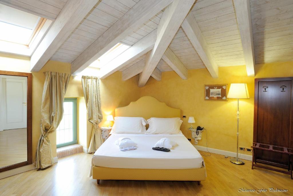Travo科伦巴拉Spa和康体酒店的卧室配有一张白色大床