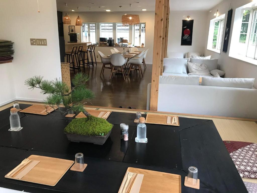 妙高Myoko Forest Lodge的客厅配有桌子和沙发