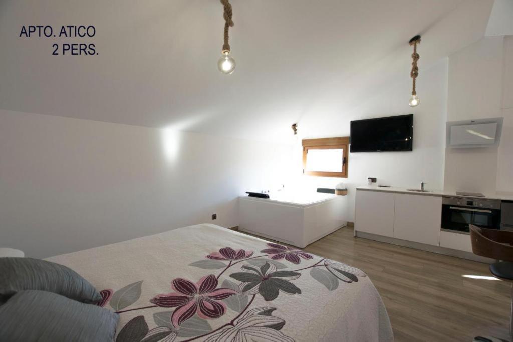 VillelEl Tranco Apartamentos的白色客房 - 带床和厨房