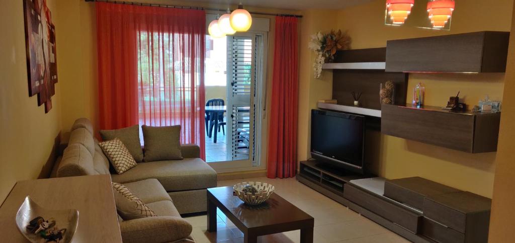 德尼亚Apartamento Brisas de Denia的带沙发和电视的客厅