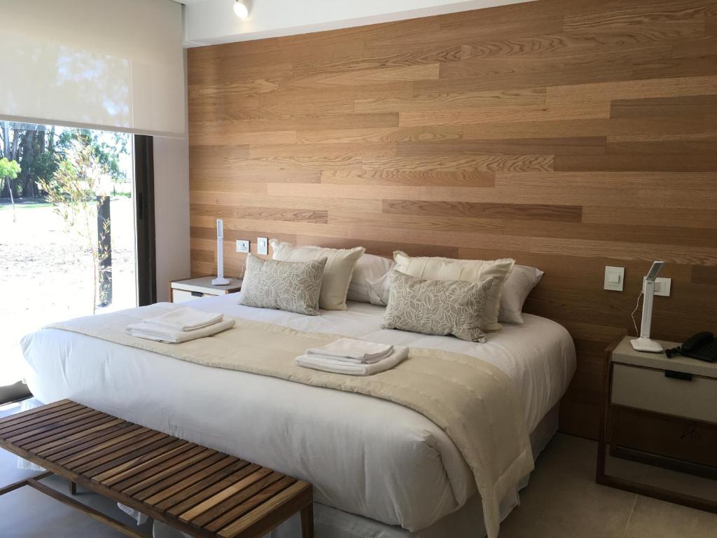 阿苏尔Portal del Callvú的一间卧室设有一张带木墙的大床