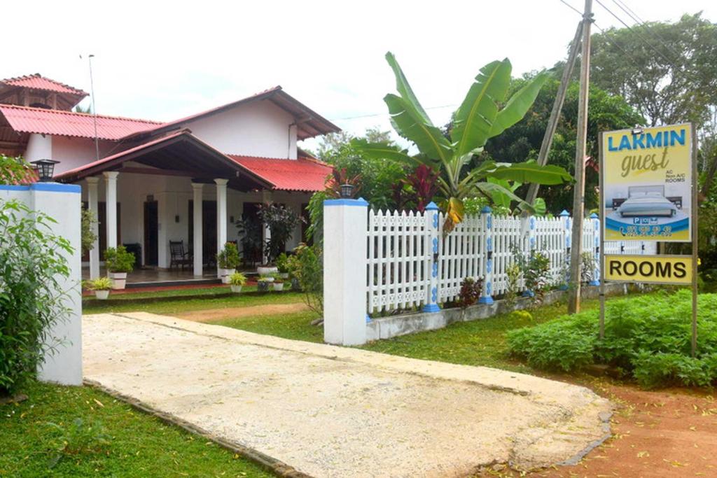 Pahala MaragahawewaWilpattu Lakwin Guest的白色栅栏和标志的房子