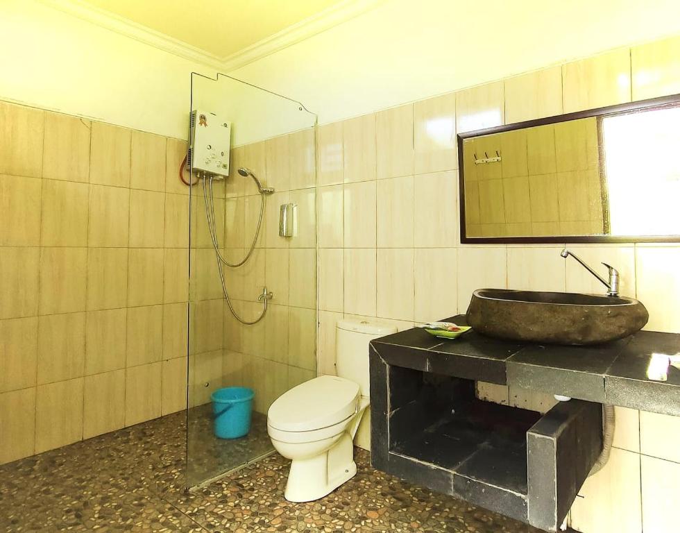 KejajarBagas Luxury Camp的一间带卫生间和水槽的浴室