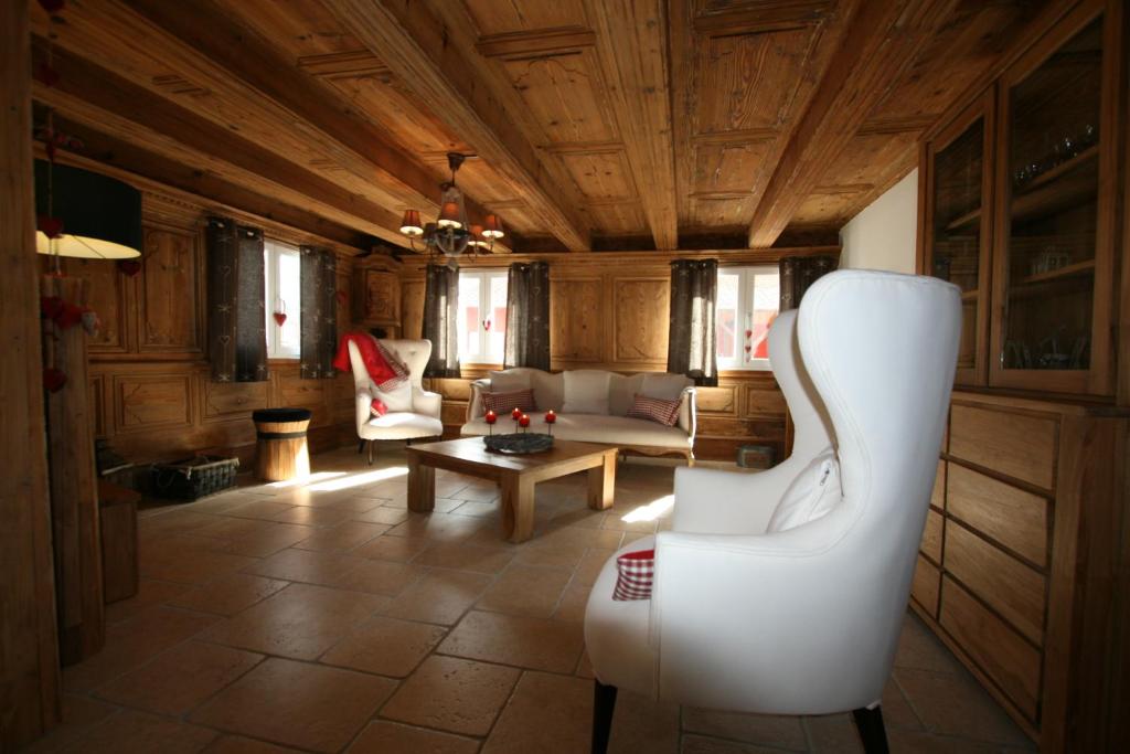 BolsenheimLes Authentics - Le Domaine d'Autrefois & Spa的客厅配有沙发和桌子