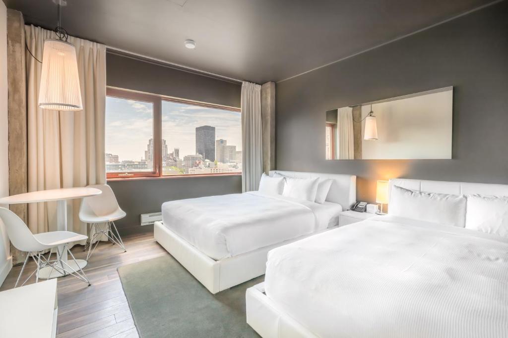 蒙特利尔蒙特利尔零1酒店的酒店客房设有两张床和窗户。