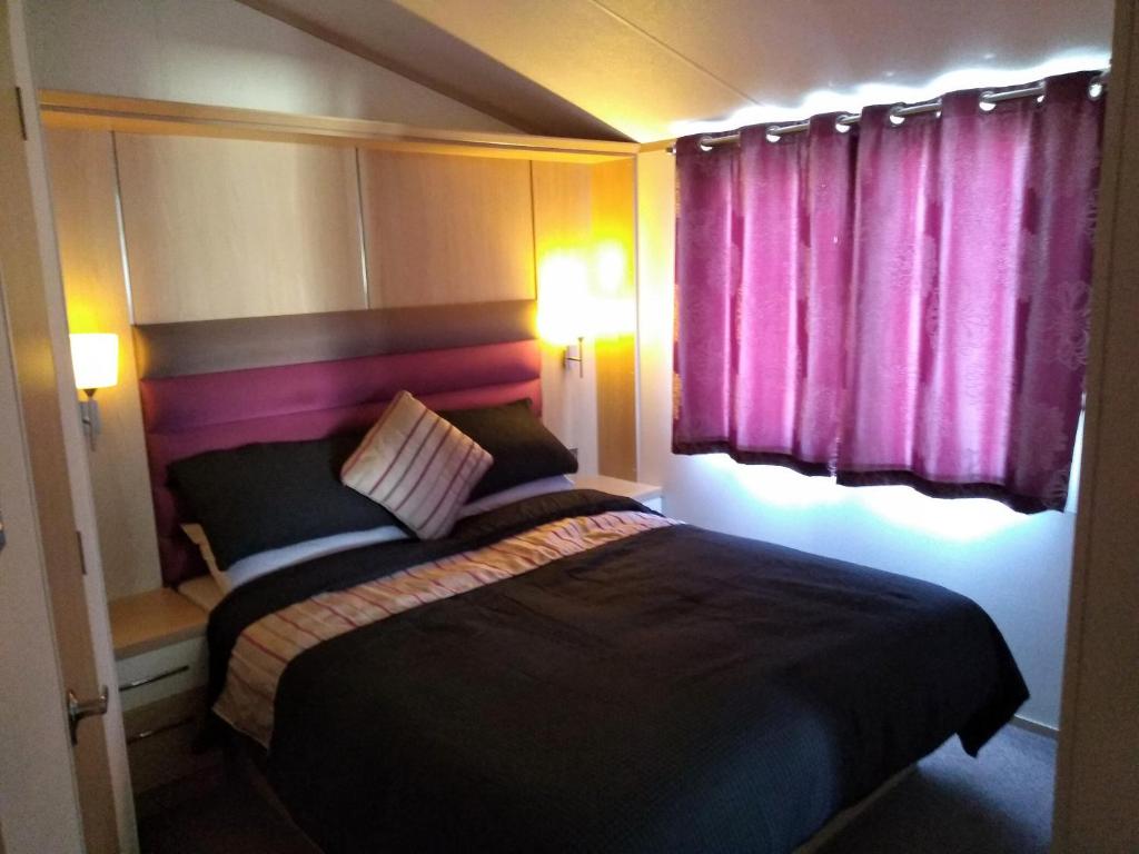 拉尔E3 is a 2 Bedroom 6 berth Lodge on Whitehouse Leisure Park in Towyn near Rhyl close to beach with decking and private parking space This is a pet free caravan的相册照片