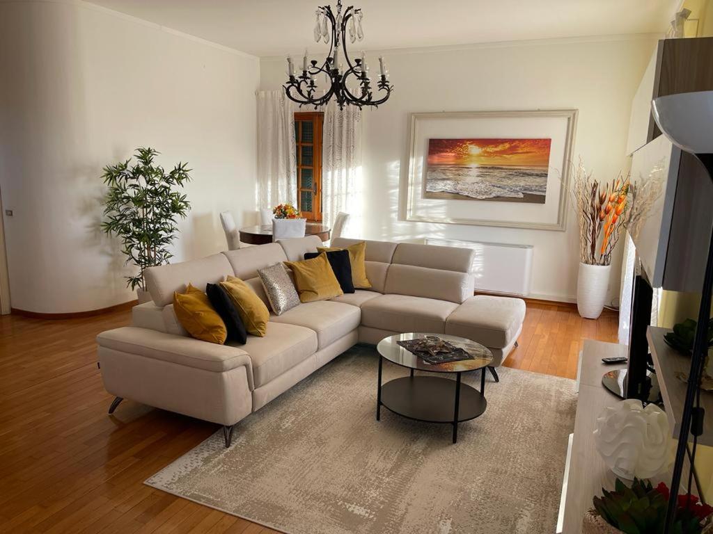 拉瓦尼亚Casa Riviera的客厅配有沙发和桌子