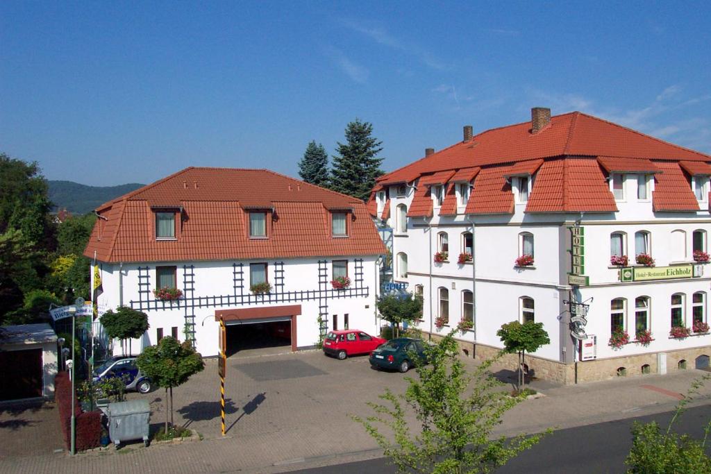 卡塞尔Hotel & Restaurant Eichholz的一座白色的大建筑,有红色的屋顶