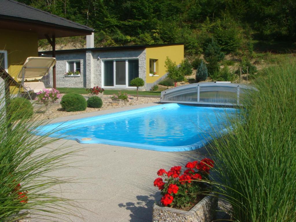 胡斯托佩切库尔德约夫公寓的一座带房子的庭院内的游泳池